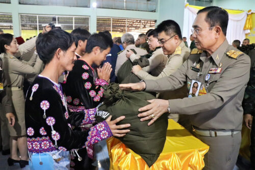 21 พฤศจิกายน 2567 พระบาทสมเด็จพระเจ้าอยู่หัว ทรงพระกรุณาโปรดเกล้าโปรดกระหม่อมให้ พลเอก ประยุทธ์ จันทร์โอชา องคมนตรี เป็นประธานในพิธีมอบความช่วยเหลือพระราชทานในโครงการสืบสานพระราชปณิธานแก่ราษฎรจังหวัดแม่ฮ่องสอน ณ โรงเรียนร่มเกล้าปางตองในโครงการตามพระราชดำริ